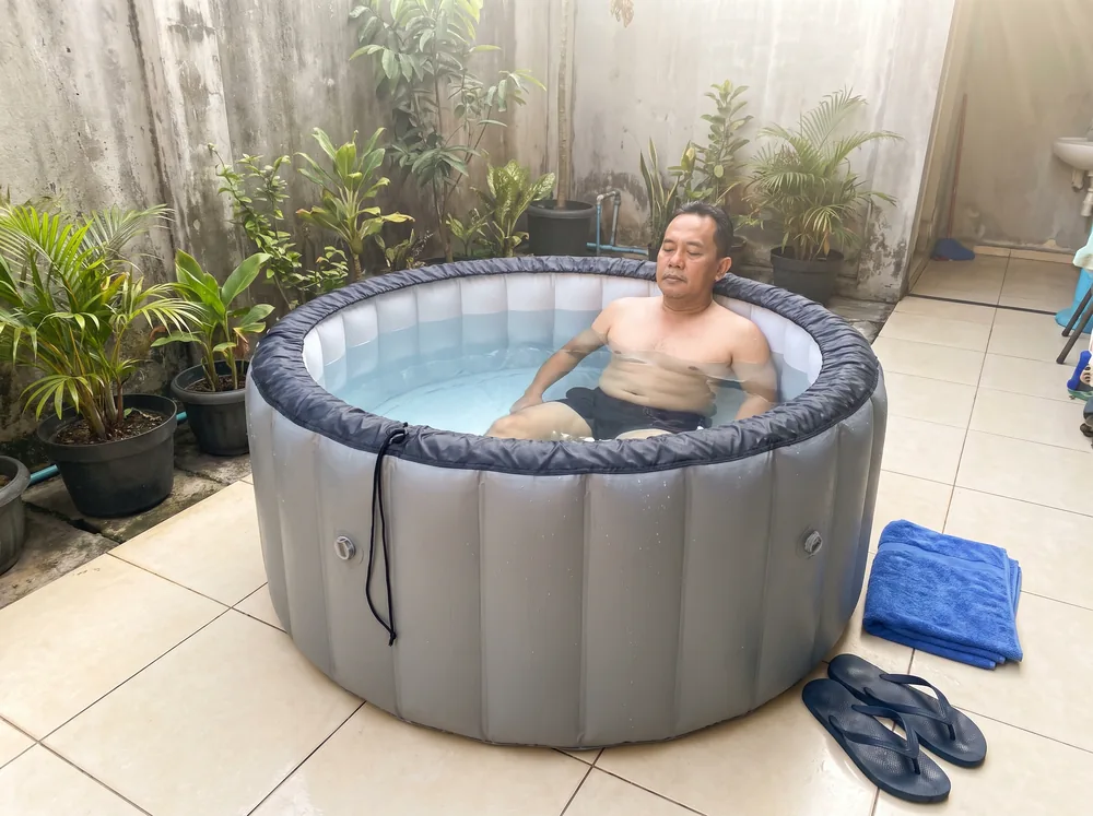 Ice bath portable tiup di halaman rumah Tangerang dengan air jernih